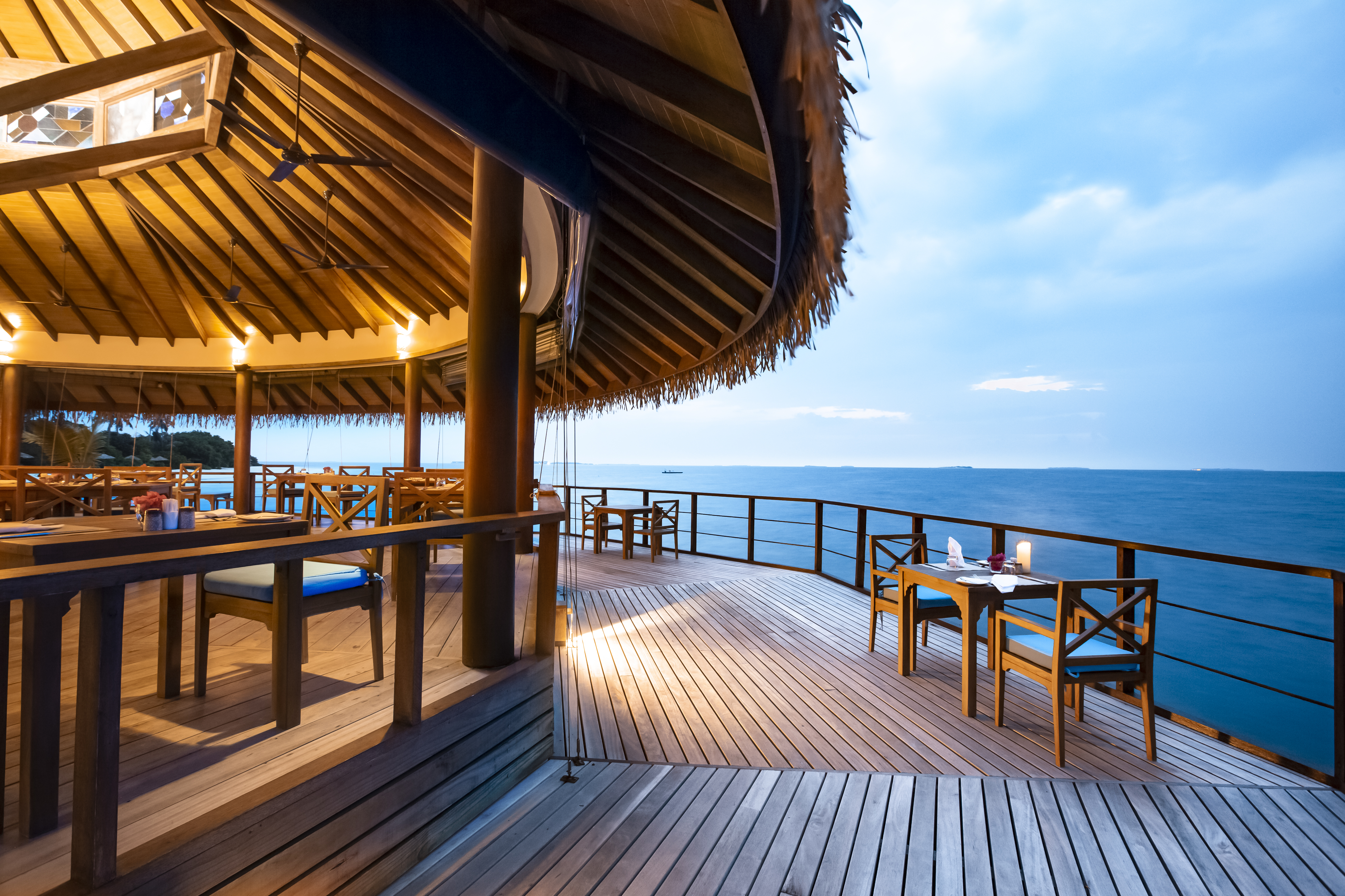 reethi_faru_resort_-_dhiyavaru_bar__restaurant__%283%29